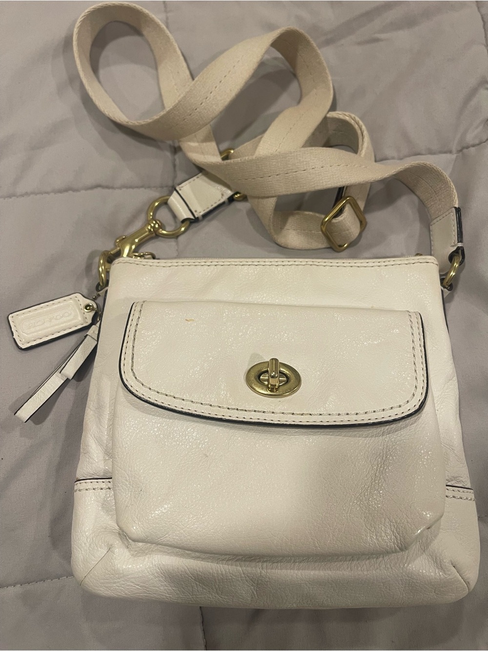 Coach Park Swingpack Leather Crossbody /Turn-Lock Pocket❤️‍🔥needs lil cleaning